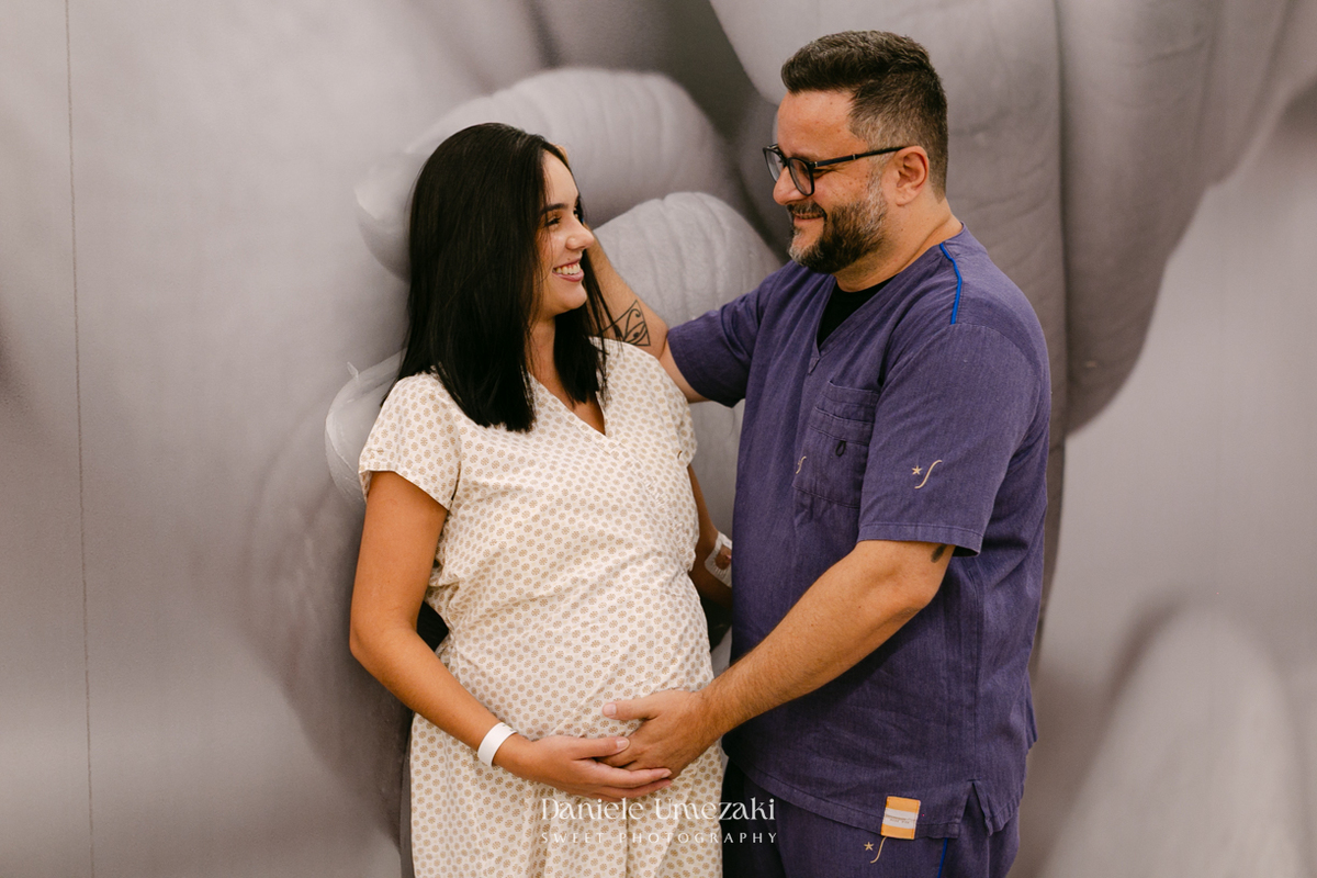 Fotografia de parto em São Paulo registrando o nascimento do Leonardo na Maternidade São Luiz Star, com imagens emocionantes do encontro da família e dos primeiros momentos do bebê por Dani Umezaki