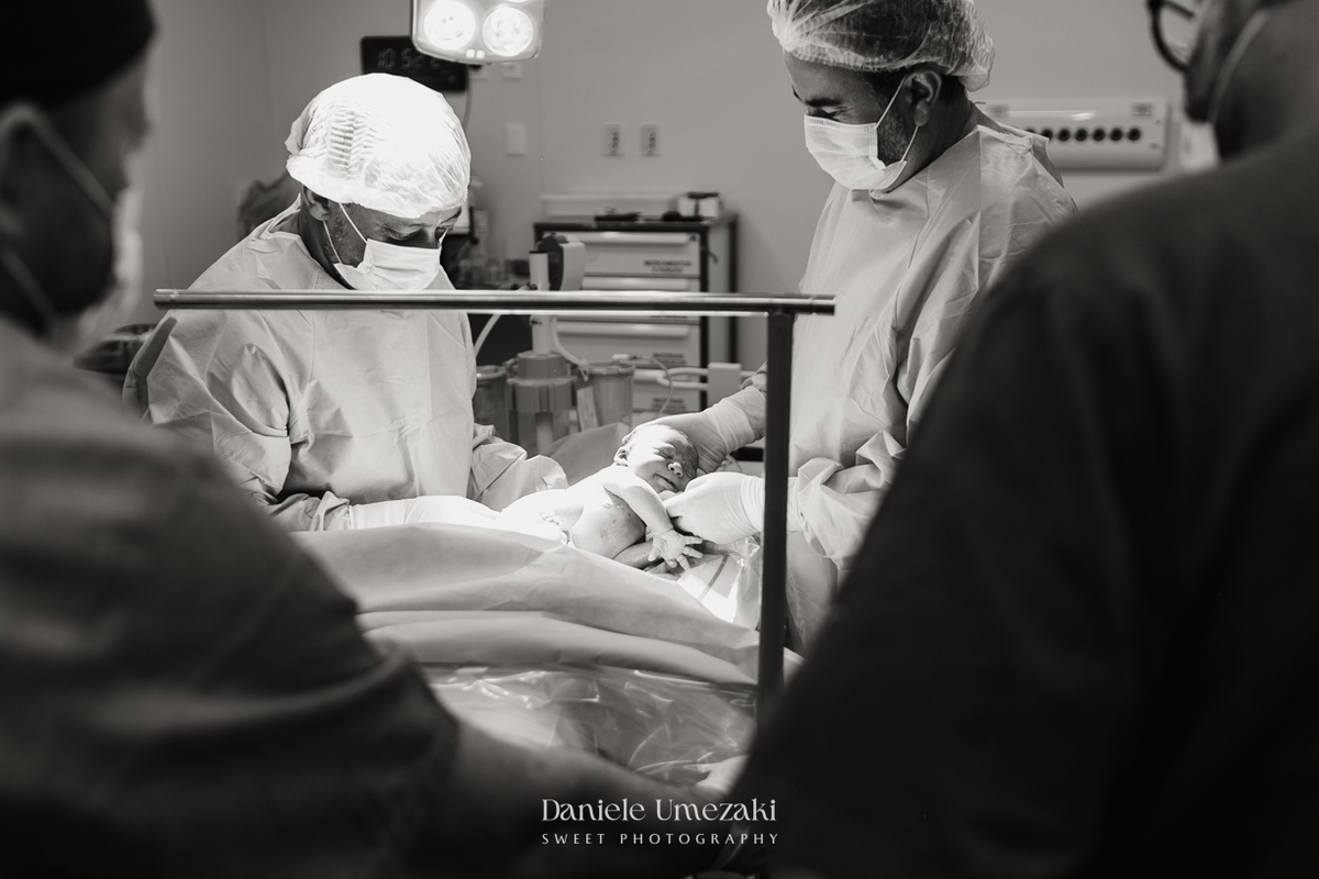 Fotografia de parto em São Paulo registrando o nascimento do Leonardo na Maternidade São Luiz Star, com imagens emocionantes do encontro da família e dos primeiros momentos do bebê por Dani Umezaki