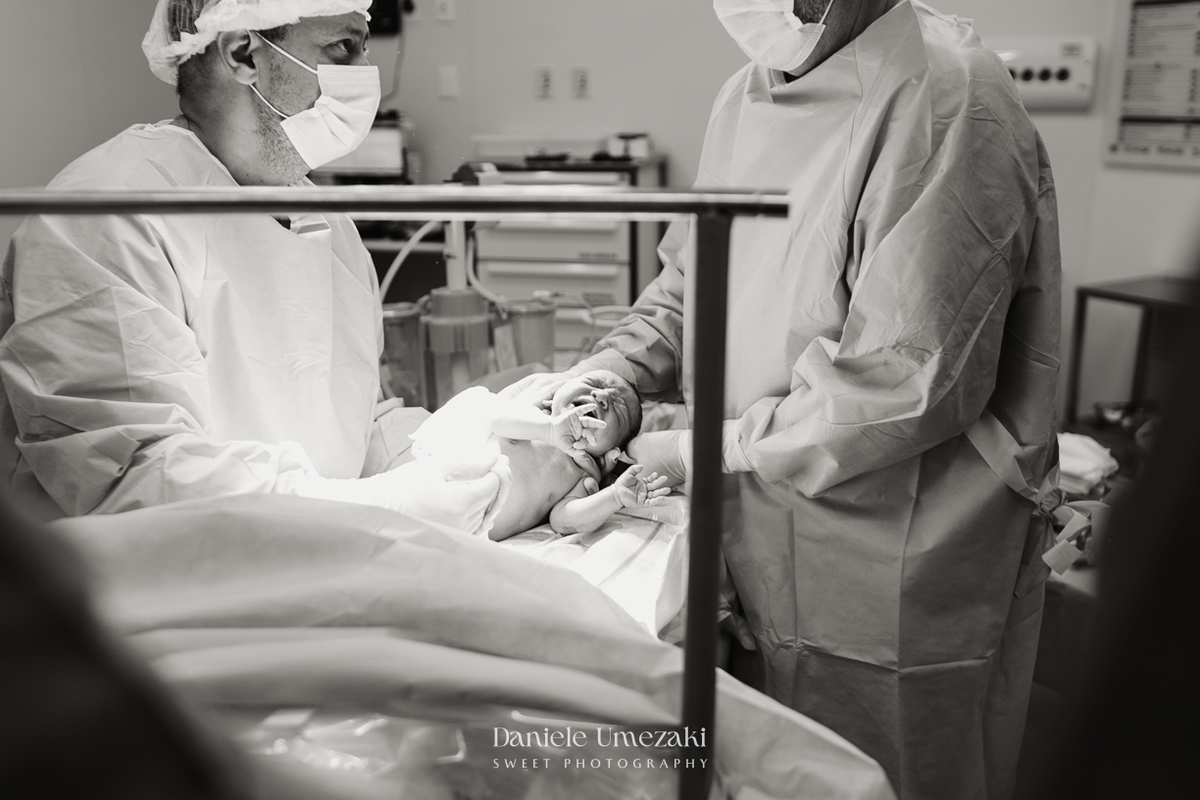 Fotografia de parto em São Paulo registrando o nascimento do Leonardo na Maternidade São Luiz Star, com imagens emocionantes do encontro da família e dos primeiros momentos do bebê por Dani Umezaki