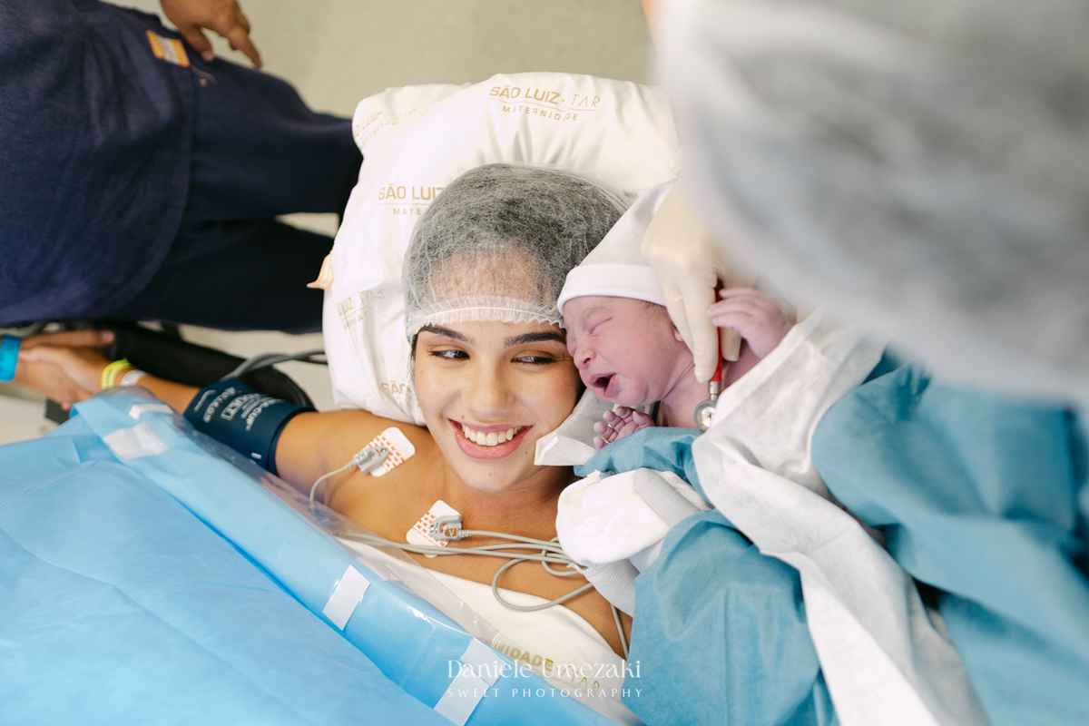 Fotografia de parto em São Paulo registrando o nascimento do Leonardo na Maternidade São Luiz Star, com imagens emocionantes do encontro da família e dos primeiros momentos do bebê por Dani Umezaki