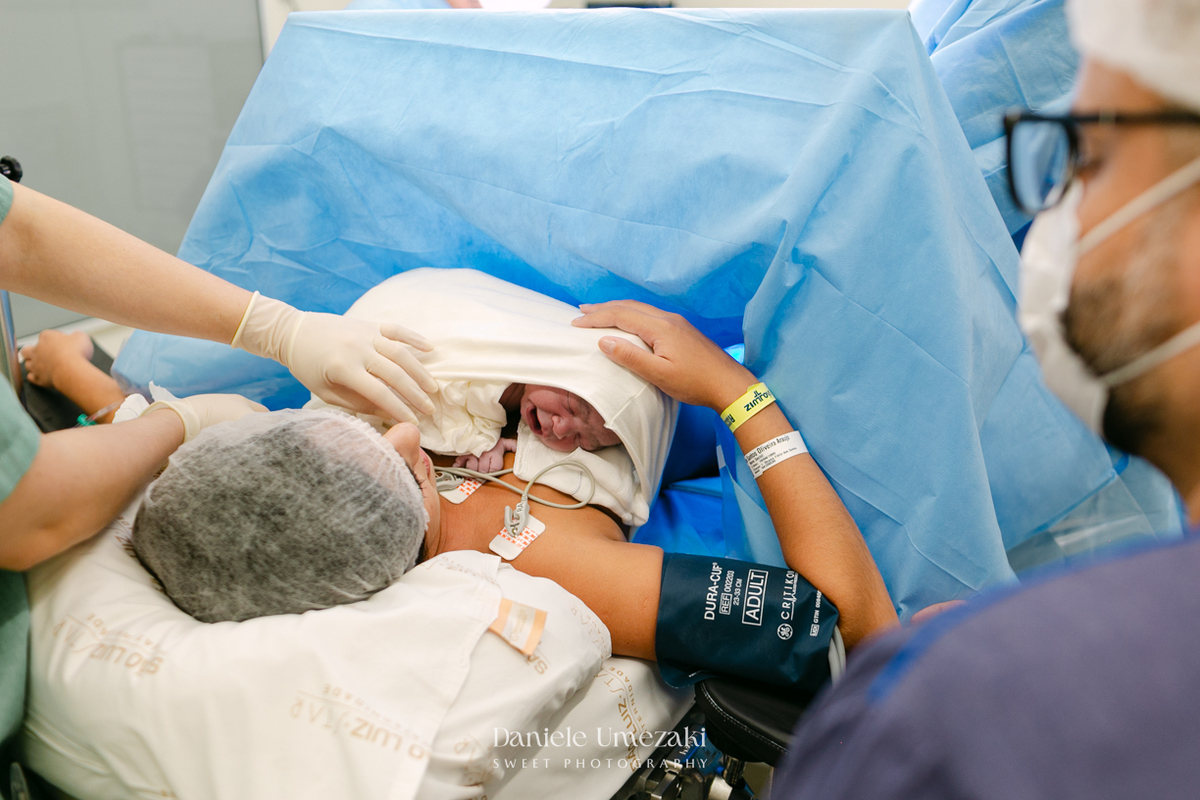 Fotografia de parto em São Paulo registrando o nascimento do Leonardo na Maternidade São Luiz Star, com imagens emocionantes do encontro da família e dos primeiros momentos do bebê por Dani Umezaki