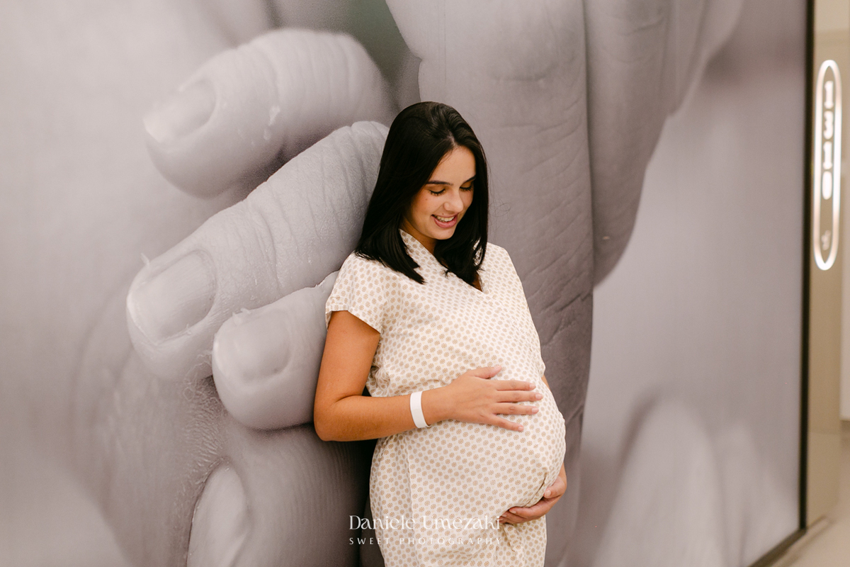 Fotografia de parto em São Paulo registrando o nascimento do Leonardo na Maternidade São Luiz Star, com imagens emocionantes do encontro da família e dos primeiros momentos do bebê por Dani Umezaki