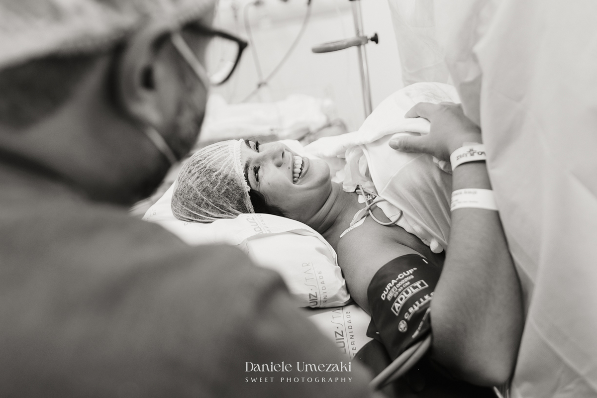 Fotografia de parto em São Paulo registrando o nascimento do Leonardo na Maternidade São Luiz Star, com imagens emocionantes do encontro da família e dos primeiros momentos do bebê por Dani Umezaki