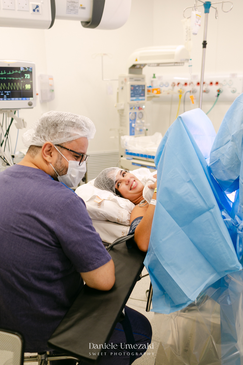 Fotografia de parto em São Paulo registrando o nascimento do Leonardo na Maternidade São Luiz Star, com imagens emocionantes do encontro da família e dos primeiros momentos do bebê por Dani Umezaki