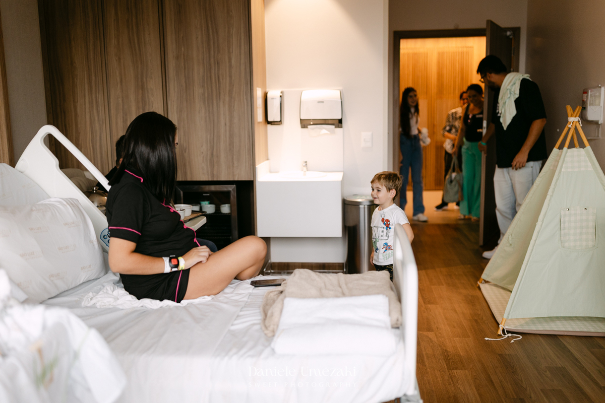 Encontro de irmãos na Maternidade São Luiz Star em São Paulo, registrando o momento em que Bernardo conhece o pequeno Leonardo pela primeira vez, fotografado por Dani Umezaki