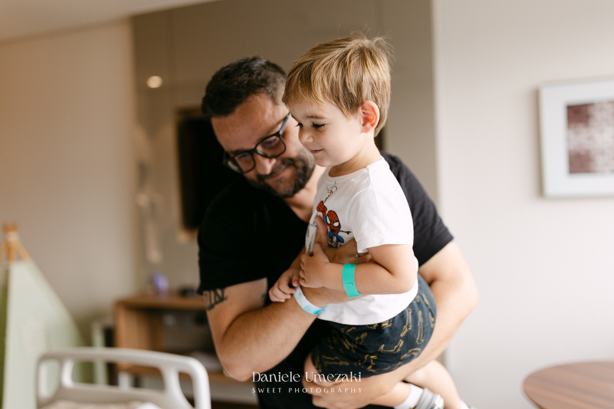 Encontro de irmãos na Maternidade São Luiz Star em São Paulo, registrando o momento em que Bernardo conhece o pequeno Leonardo pela primeira vez, fotografado por Dani Umezaki