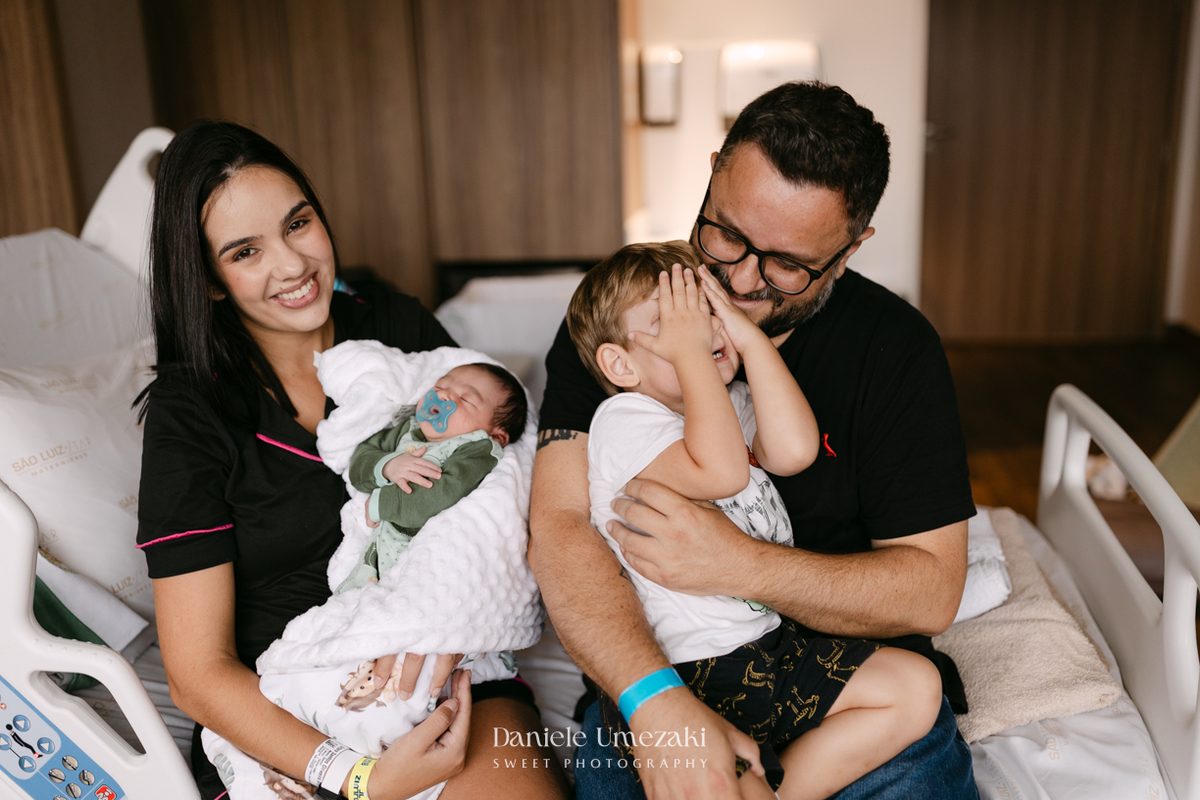 Encontro de irmãos na Maternidade São Luiz Star em São Paulo, registrando o momento em que Bernardo conhece o pequeno Leonardo pela primeira vez, fotografado por Dani Umezaki