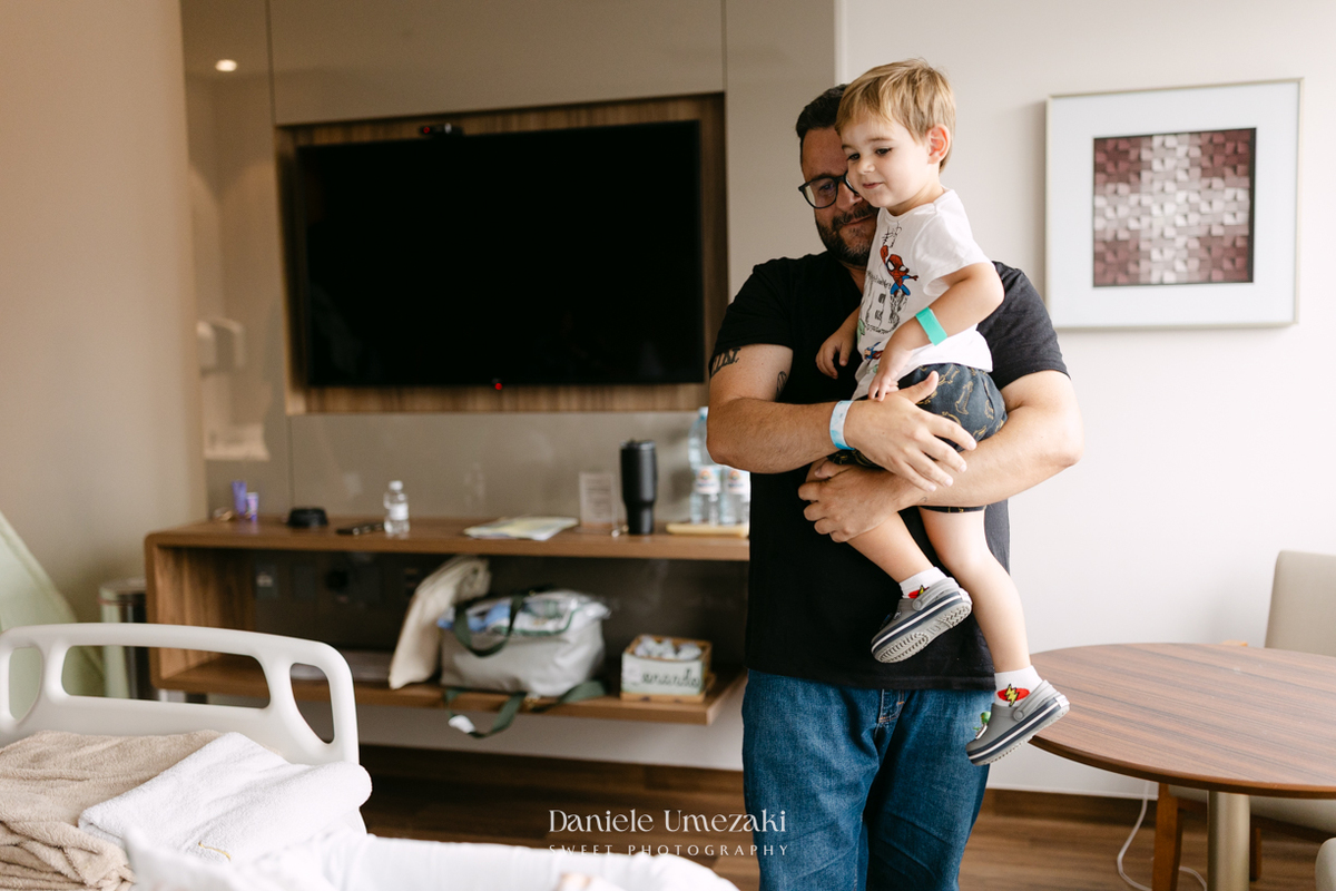Encontro de irmãos na Maternidade São Luiz Star em São Paulo, registrando o momento em que Bernardo conhece o pequeno Leonardo pela primeira vez, fotografado por Dani Umezaki