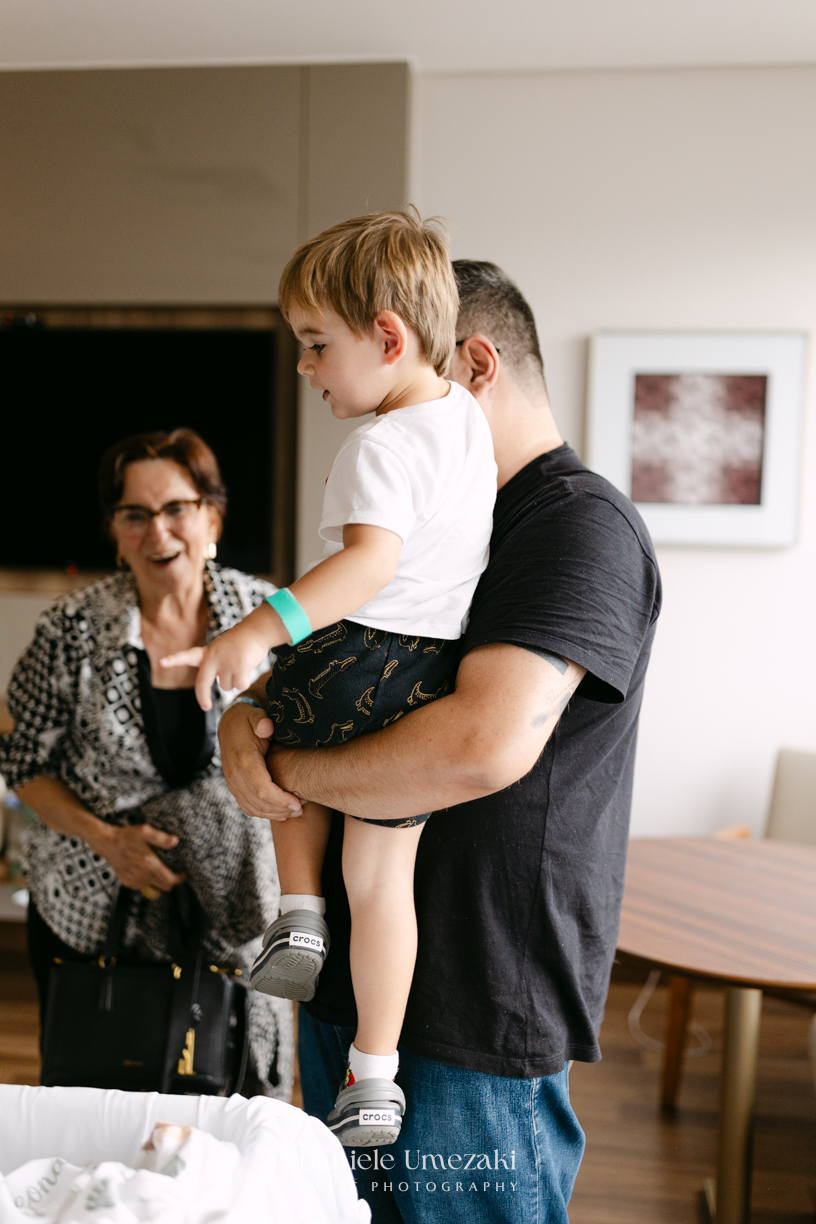 Encontro de irmãos na Maternidade São Luiz Star em São Paulo, registrando o momento em que Bernardo conhece o pequeno Leonardo pela primeira vez, fotografado por Dani UmezakiEncontro de irmãos na Maternidade São Luiz Star em São Paulo, registrando o momen