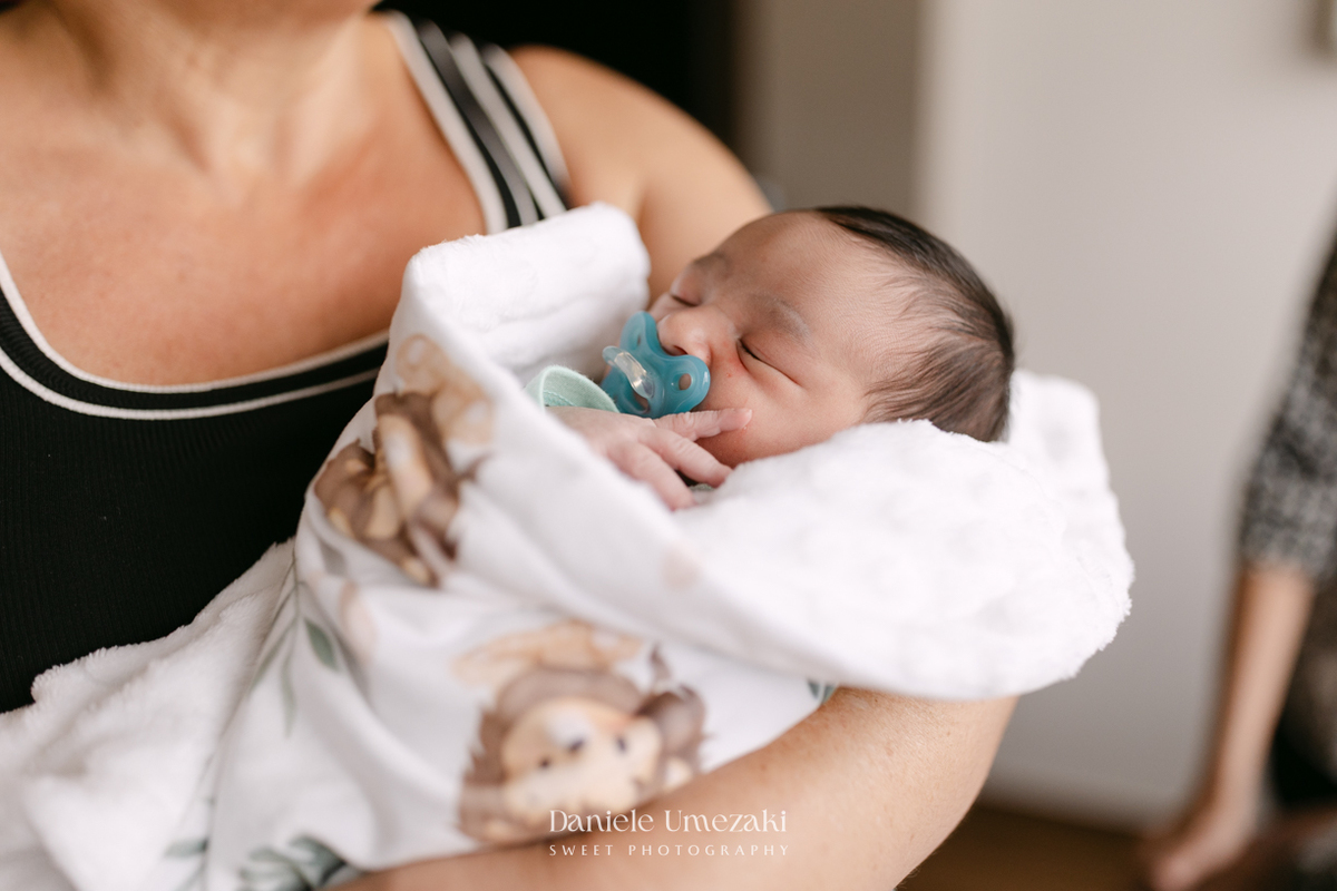 Encontro de irmãos na Maternidade São Luiz Star em São Paulo, registrando o momento em que Bernardo conhece o pequeno Leonardo pela primeira vez, fotografado por Dani Umezaki