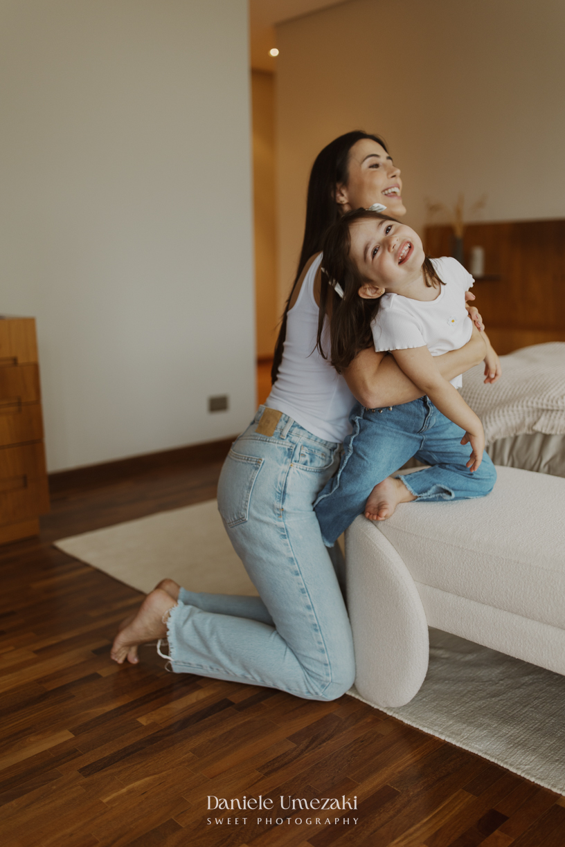 Ensaio em família lifestyle realizado na casa da Rebeca em Arujá, registrando momentos espontâneos, afeto e a conexão familiar em um ambiente cheio de significado, fotografado por Dani Umezaki