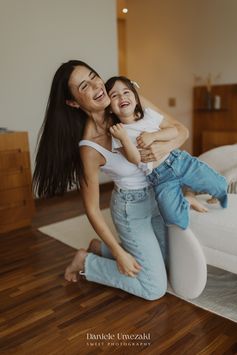 Ensaio em família lifestyle realizado na casa da Rebeca em Arujá, registrando momentos espontâneos, afeto e a conexão familiar em um ambiente cheio de significado, fotografado por Dani Umezaki