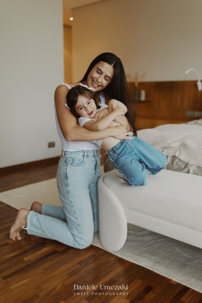 Ensaio em família lifestyle realizado na casa da Rebeca em Arujá, registrando momentos espontâneos, afeto e a conexão familiar em um ambiente cheio de significado, fotografado por Dani Umezaki
