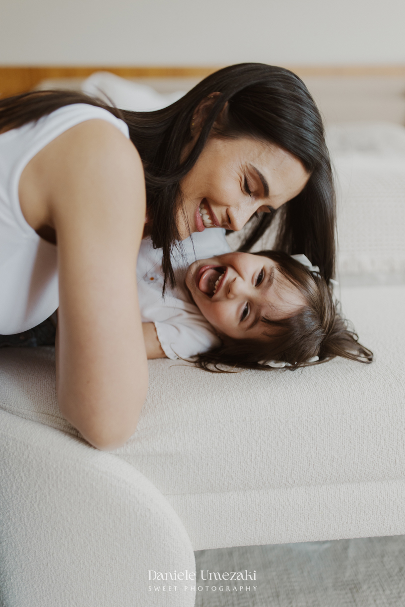 Ensaio em família lifestyle realizado na casa da Rebeca em Arujá, registrando momentos espontâneos, afeto e a conexão familiar em um ambiente cheio de significado, fotografado por Dani Umezaki