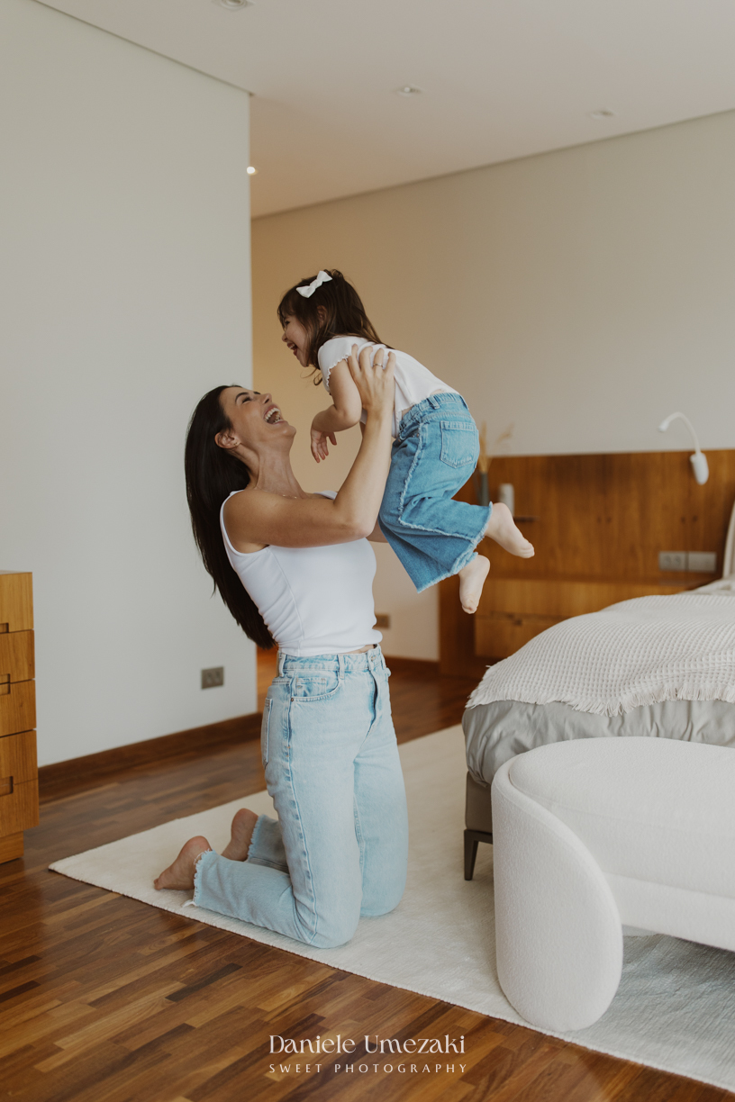 Ensaio em família lifestyle realizado na casa da Rebeca em Arujá, registrando momentos espontâneos, afeto e a conexão familiar em um ambiente cheio de significado, fotografado por Dani Umezaki