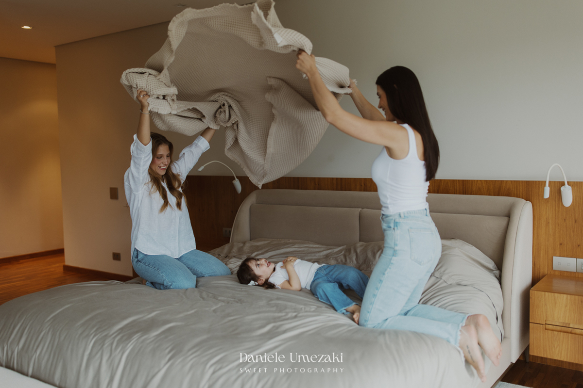 Ensaio em família lifestyle realizado na casa da Rebeca em Arujá, registrando momentos espontâneos, afeto e a conexão familiar em um ambiente cheio de significado, fotografado por Dani Umezaki