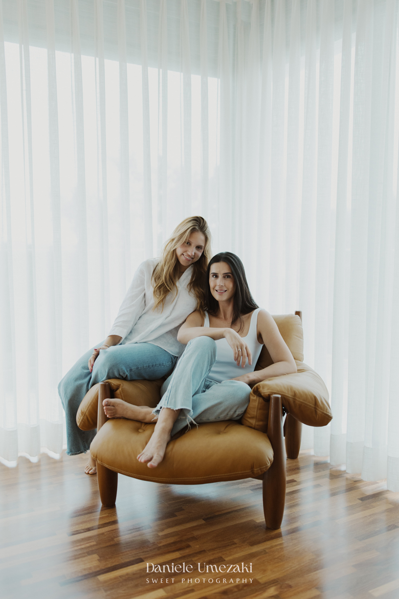 Ensaio em família lifestyle realizado na casa da Rebeca em Arujá, registrando momentos espontâneos, afeto e a conexão familiar em um ambiente cheio de significado, fotografado por Dani Umezaki