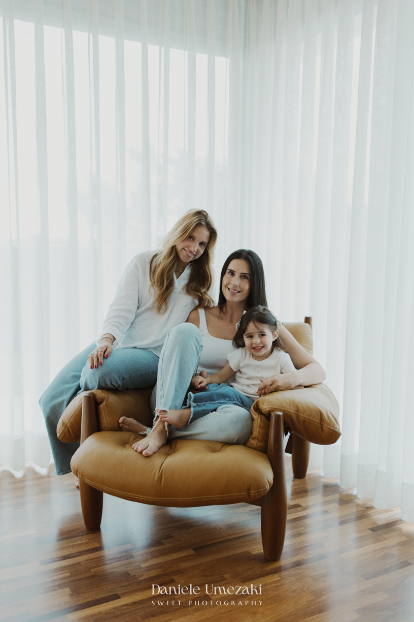 Ensaio em família lifestyle realizado na casa da Rebeca em Arujá, registrando momentos espontâneos, afeto e a conexão familiar em um ambiente cheio de significado, fotografado por Dani Umezaki