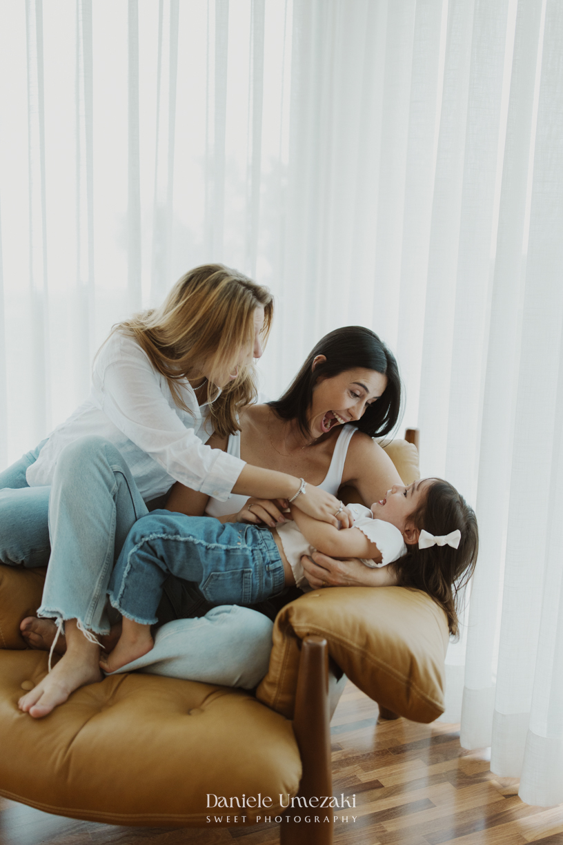 Ensaio em família lifestyle realizado na casa da Rebeca em Arujá, registrando momentos espontâneos, afeto e a conexão familiar em um ambiente cheio de significado, fotografado por Dani Umezaki