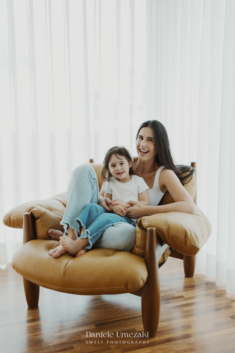 Ensaio em família lifestyle realizado na casa da Rebeca em Arujá, registrando momentos espontâneos, afeto e a conexão familiar em um ambiente cheio de significado, fotografado por Dani Umezaki
