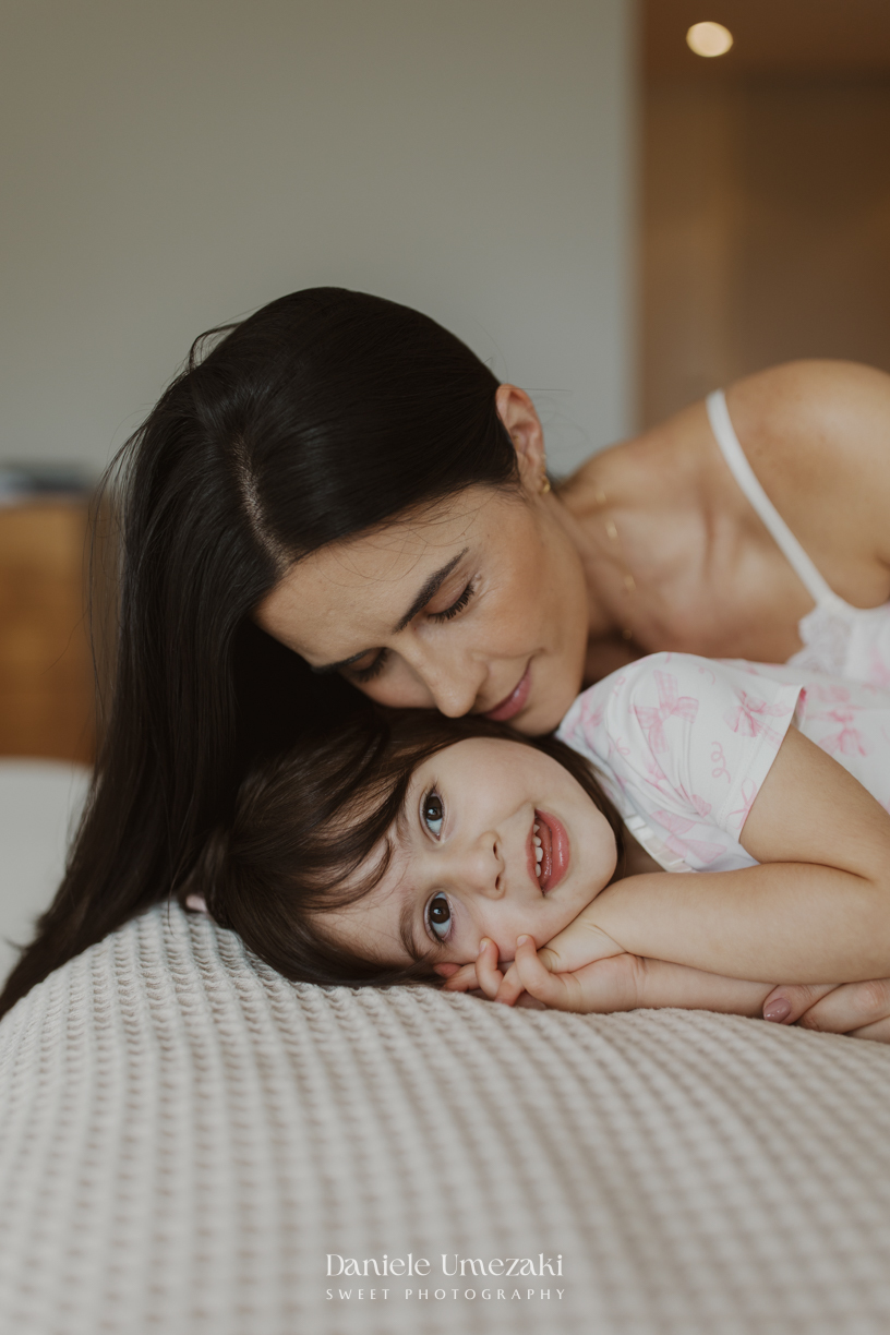 Ensaio em família lifestyle realizado na casa da Rebeca em Arujá, registrando momentos espontâneos, afeto e a conexão familiar em um ambiente cheio de significado, fotografado por Dani Umezaki