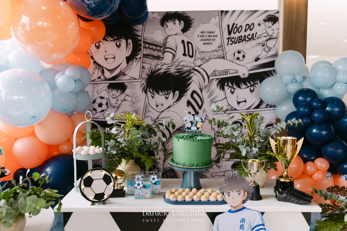 Fotografia de aniversário infantil em Mogi das Cruzes dos 7 anos do Noah, celebrado em uma tarde de outono com decoração da Cerejeira Decora e recreação do Tio Beto, registrada por Dani Umezaki