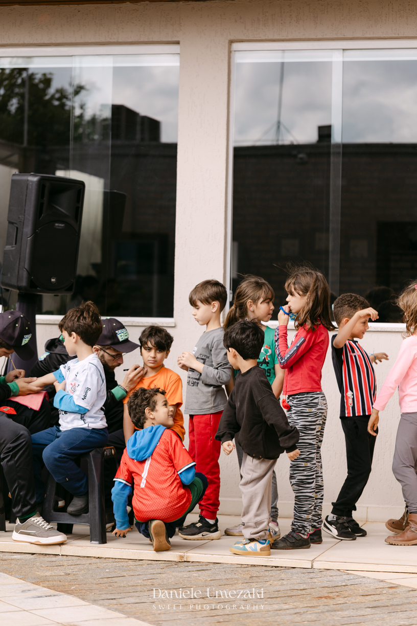 Fotografia de aniversário infantil em Mogi das Cruzes dos 7 anos do Noah, celebrado em uma tarde de outono com decoração da Cerejeira Decora e recreação do Tio Beto, registrada por Dani Umezaki
