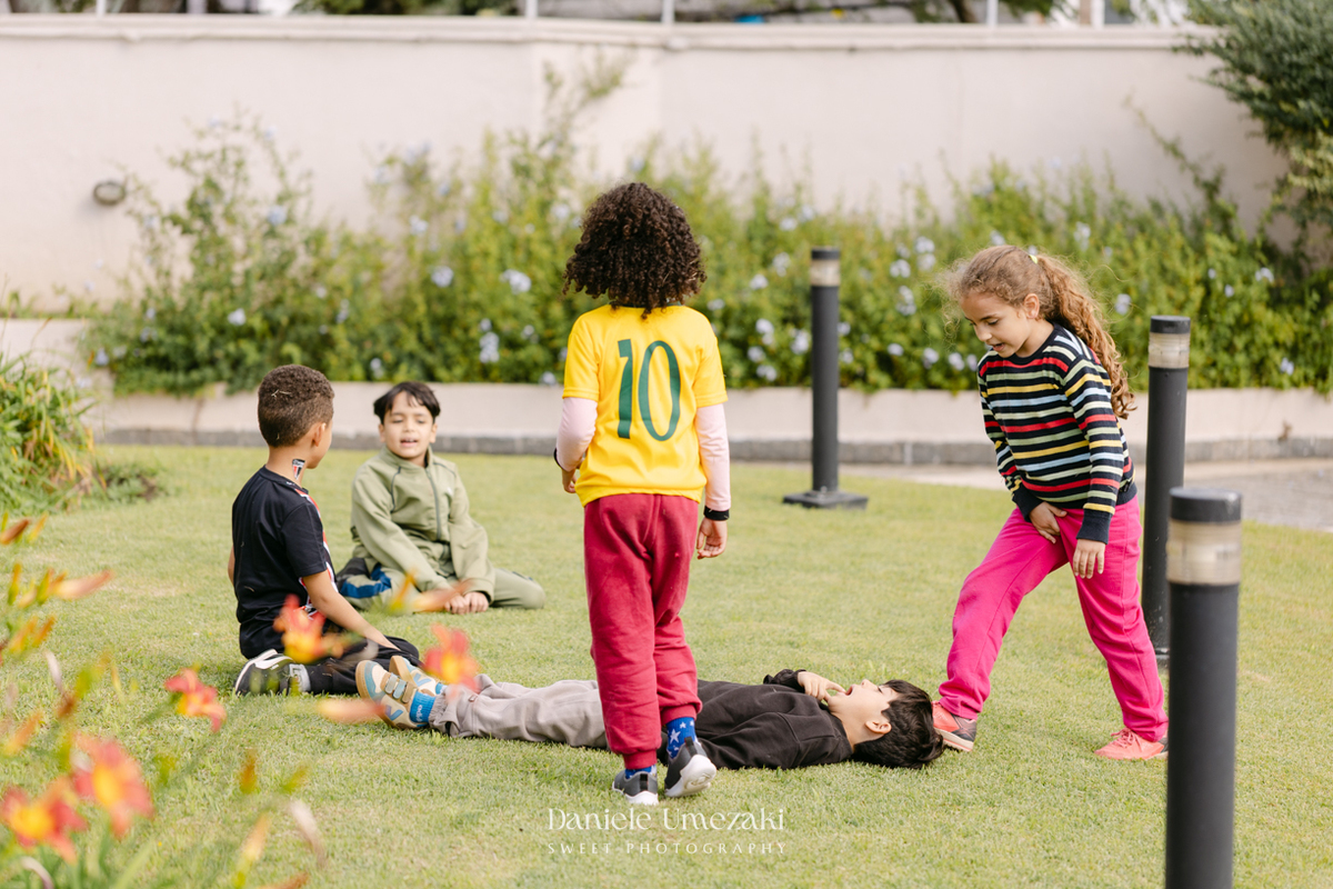 Fotografia de aniversário infantil em Mogi das Cruzes dos 7 anos do Noah, celebrado em uma tarde de outono com decoração da Cerejeira Decora e recreação do Tio Beto, registrada por Dani Umezaki