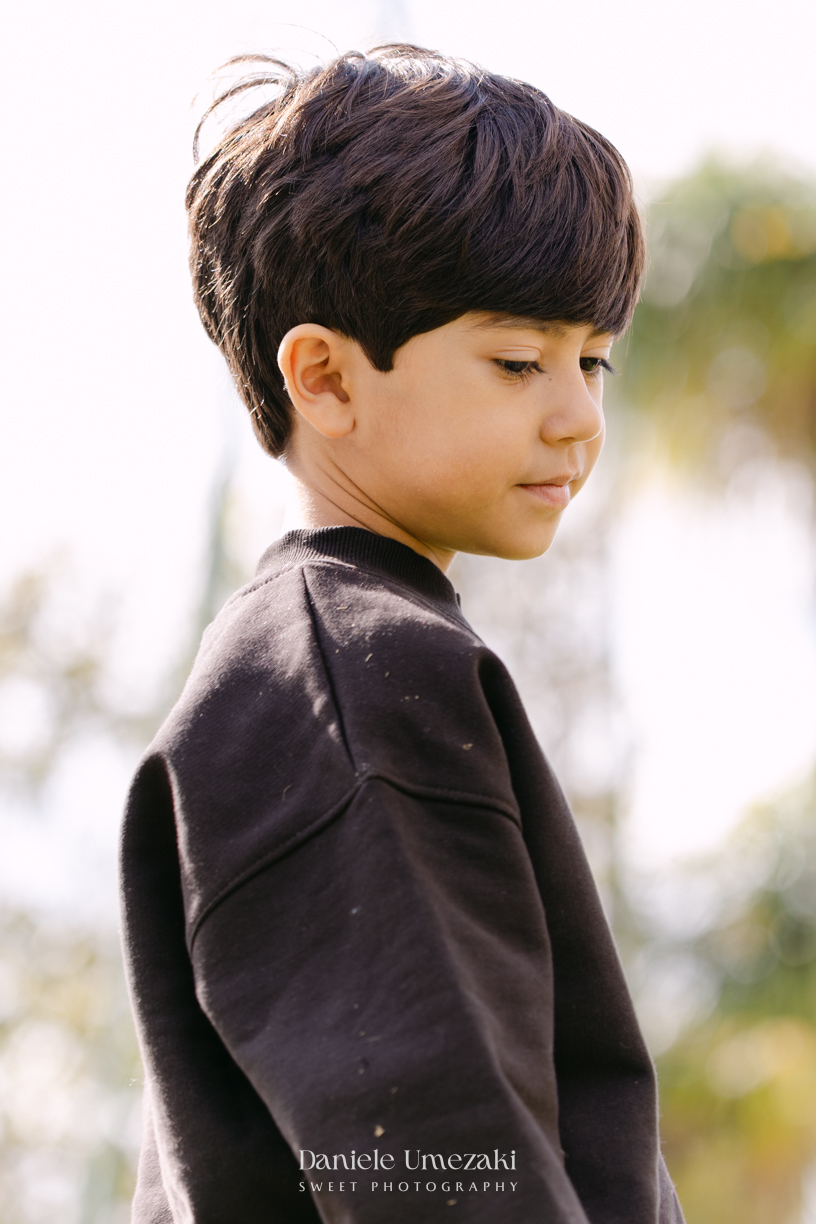 Fotografia de aniversário infantil em Mogi das Cruzes dos 7 anos do Noah, celebrado em uma tarde de outono com decoração da Cerejeira Decora e recreação do Tio Beto, registrada por Dani Umezaki