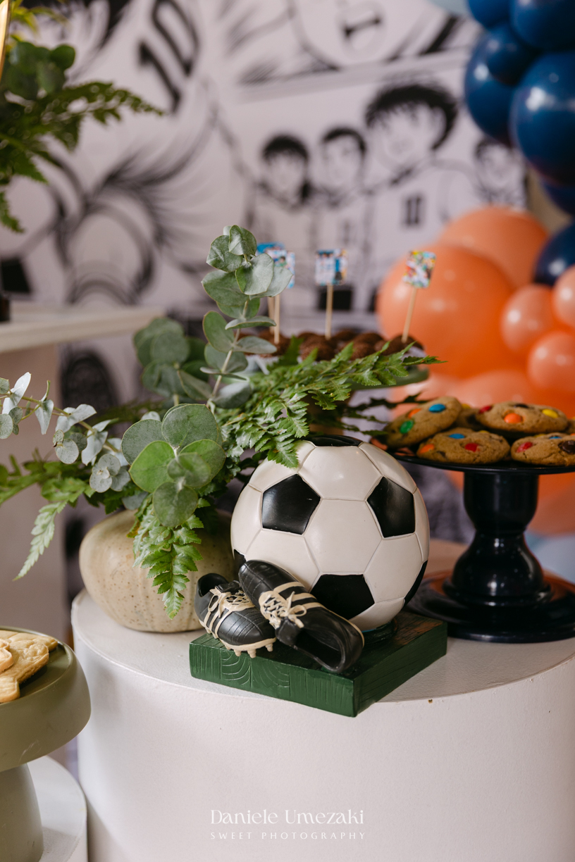 Fotografia de aniversário infantil em Mogi das Cruzes dos 7 anos do Noah, celebrado em uma tarde de outono com decoração da Cerejeira Decora e recreação do Tio Beto, registrada por Dani Umezaki