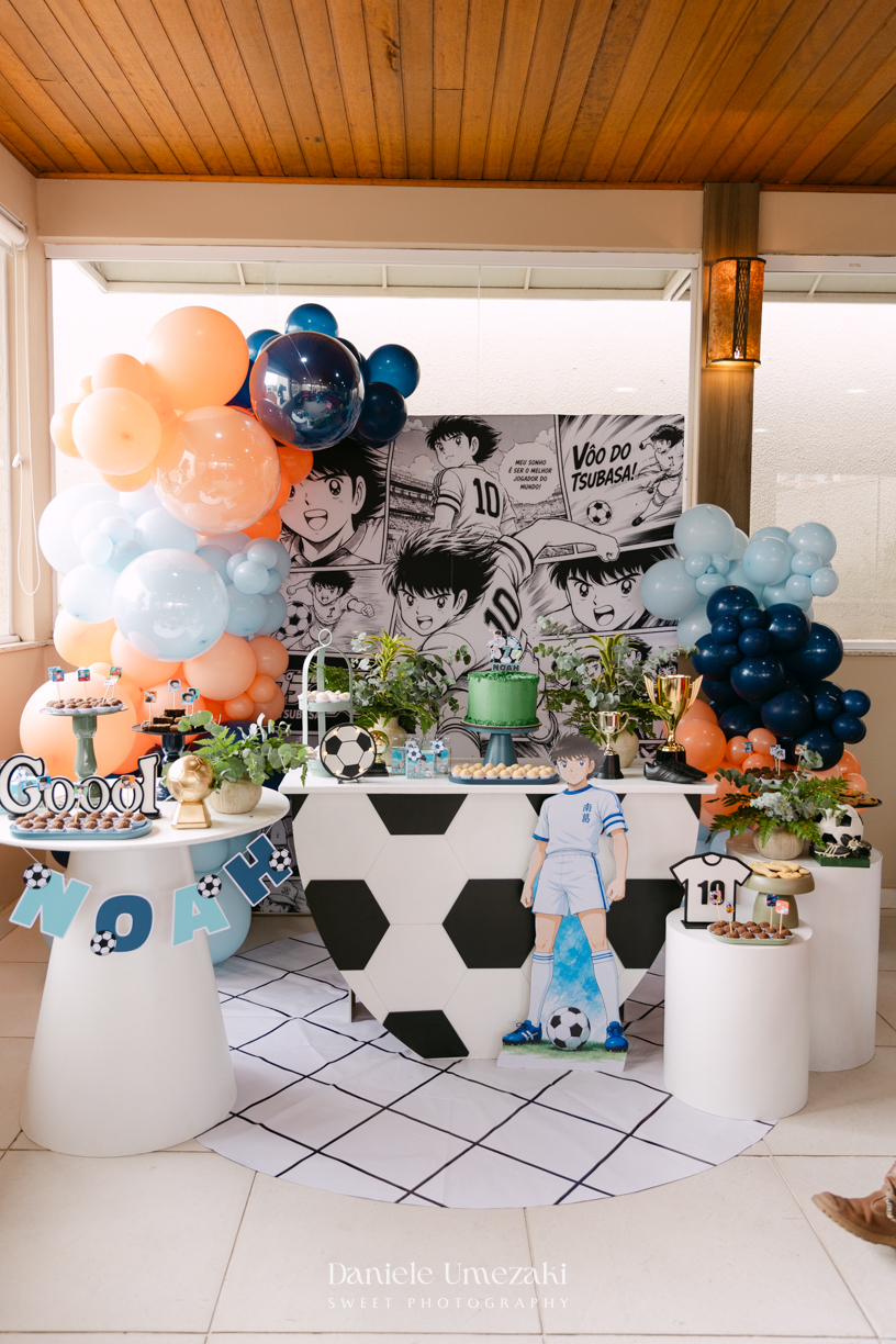 Fotografia de aniversário infantil em Mogi das Cruzes dos 7 anos do Noah, celebrado em uma tarde de outono com decoração da Cerejeira Decora e recreação do Tio Beto, registrada por Dani Umezaki