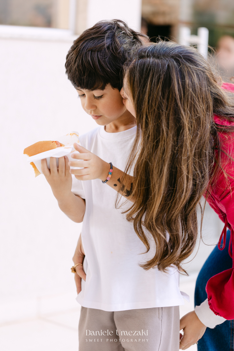 Fotografia de aniversário infantil em Mogi das Cruzes dos 7 anos do Noah, celebrado em uma tarde de outono com decoração da Cerejeira Decora e recreação do Tio Beto, registrada por Dani Umezaki
