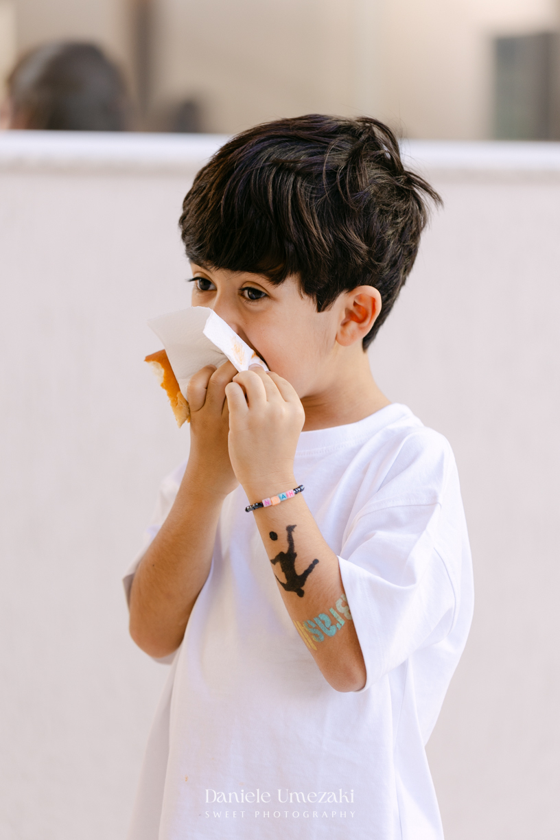 Fotografia de aniversário infantil em Mogi das Cruzes dos 7 anos do Noah, celebrado em uma tarde de outono com decoração da Cerejeira Decora e recreação do Tio Beto, registrada por Dani Umezaki