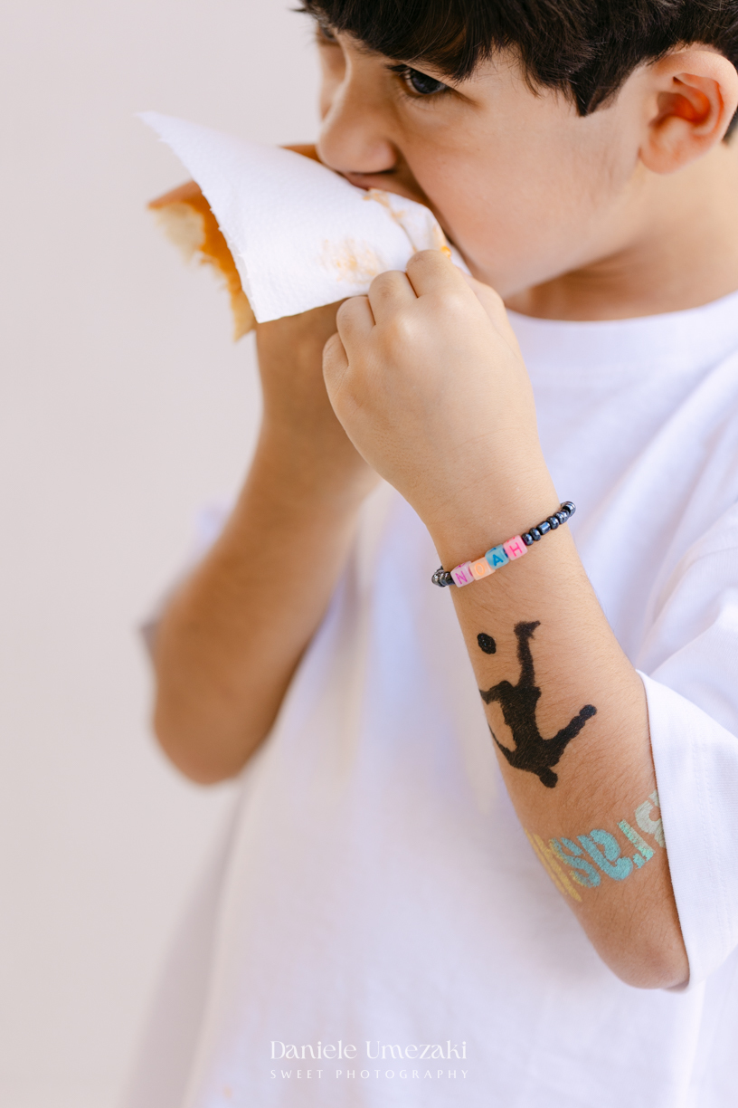 Fotografia de aniversário infantil em Mogi das Cruzes dos 7 anos do Noah, celebrado em uma tarde de outono com decoração da Cerejeira Decora e recreação do Tio Beto, registrada por Dani Umezaki