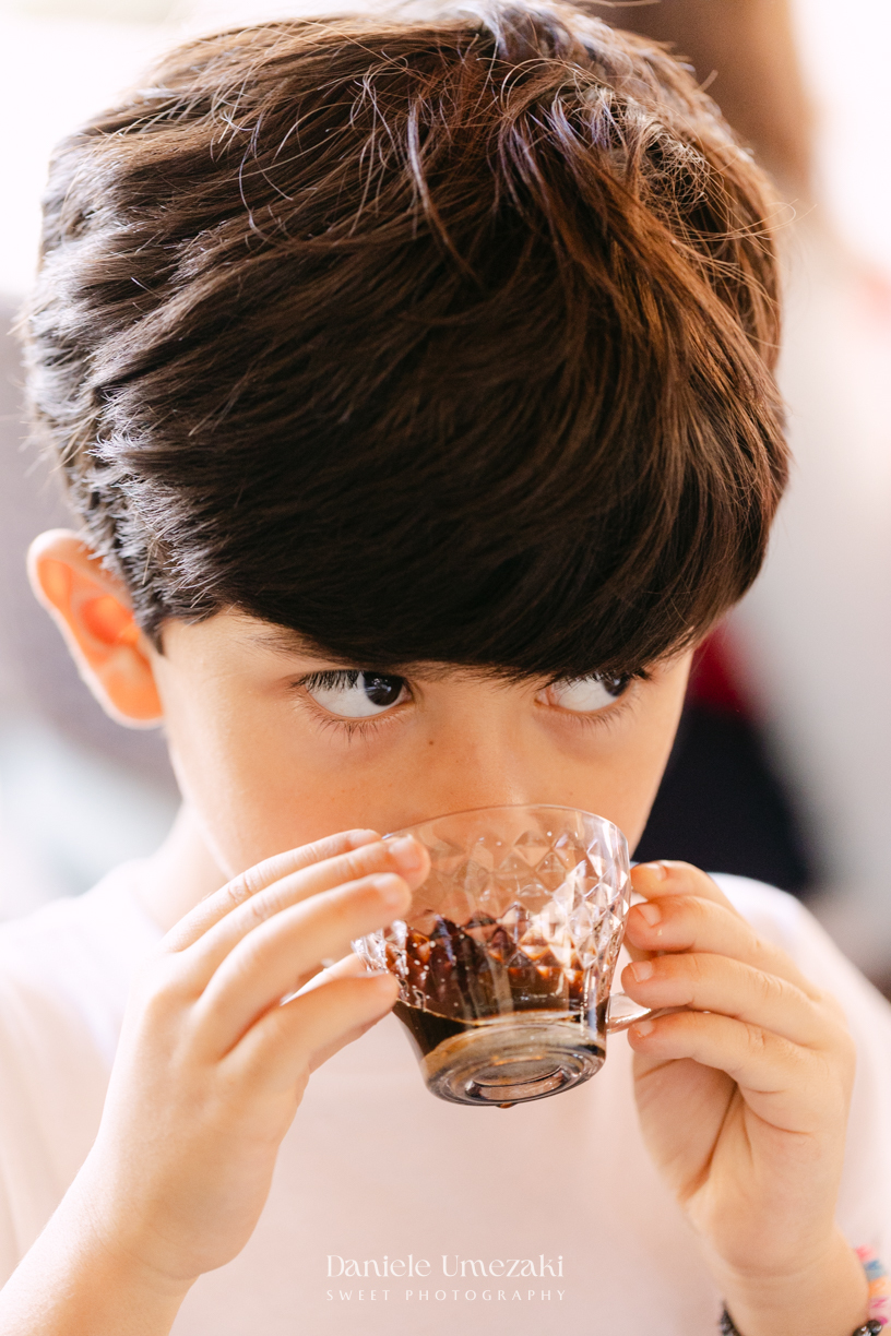 Fotografia de aniversário infantil em Mogi das Cruzes dos 7 anos do Noah, celebrado em uma tarde de outono com decoração da Cerejeira Decora e recreação do Tio Beto, registrada por Dani Umezaki