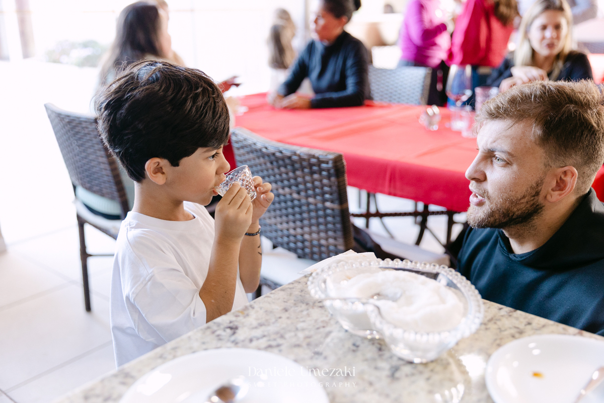 Fotografia de aniversário infantil em Mogi das Cruzes dos 7 anos do Noah, celebrado em uma tarde de outono com decoração da Cerejeira Decora e recreação do Tio Beto, registrada por Dani Umezaki