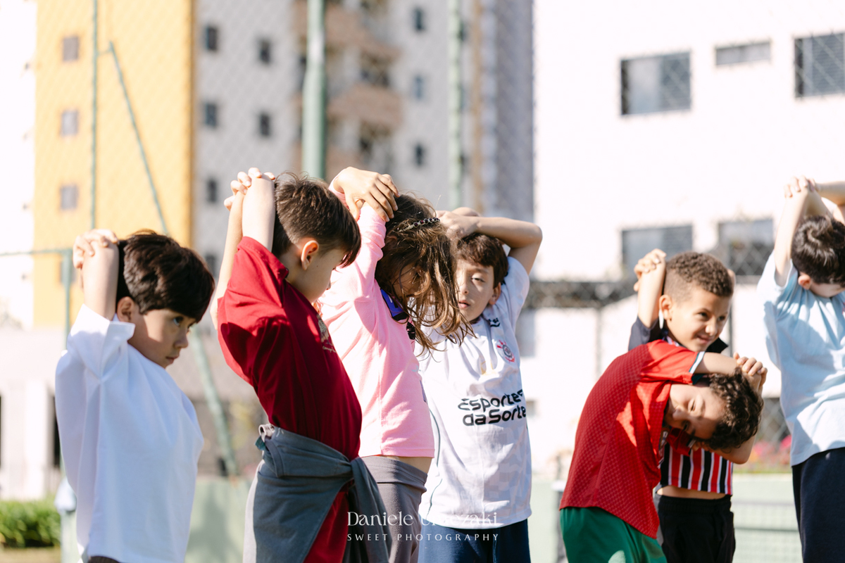 Fotografia de aniversário infantil em Mogi das Cruzes dos 7 anos do Noah, celebrado em uma tarde de outono com decoração da Cerejeira Decora e recreação do Tio Beto, registrada por Dani Umezaki