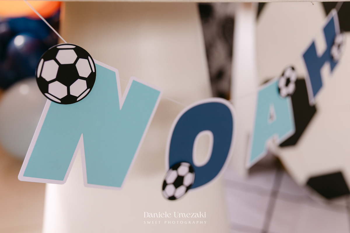 Fotografia de aniversário infantil em Mogi das Cruzes dos 7 anos do Noah, celebrado em uma tarde de outono com decoração da Cerejeira Decora e recreação do Tio Beto, registrada por Dani Umezaki