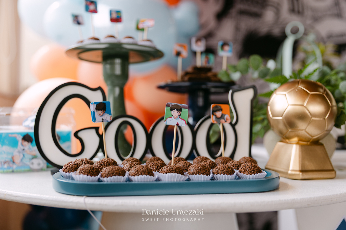 Fotografia de aniversário infantil em Mogi das Cruzes dos 7 anos do Noah, celebrado em uma tarde de outono com decoração da Cerejeira Decora e recreação do Tio Beto, registrada por Dani Umezaki