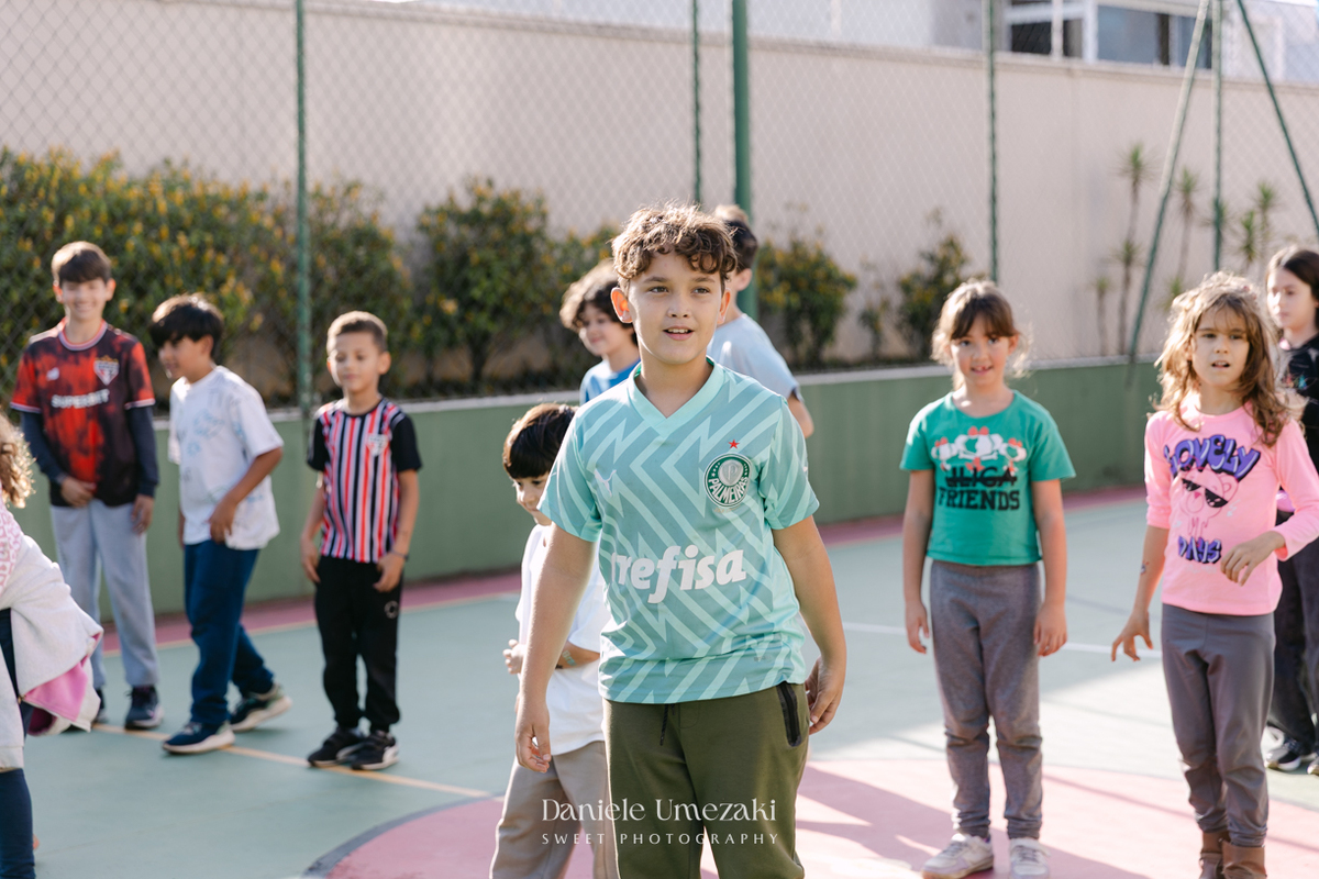 Fotografia de aniversário infantil em Mogi das Cruzes dos 7 anos do Noah, celebrado em uma tarde de outono com decoração da Cerejeira Decora e recreação do Tio Beto, registrada por Dani Umezaki