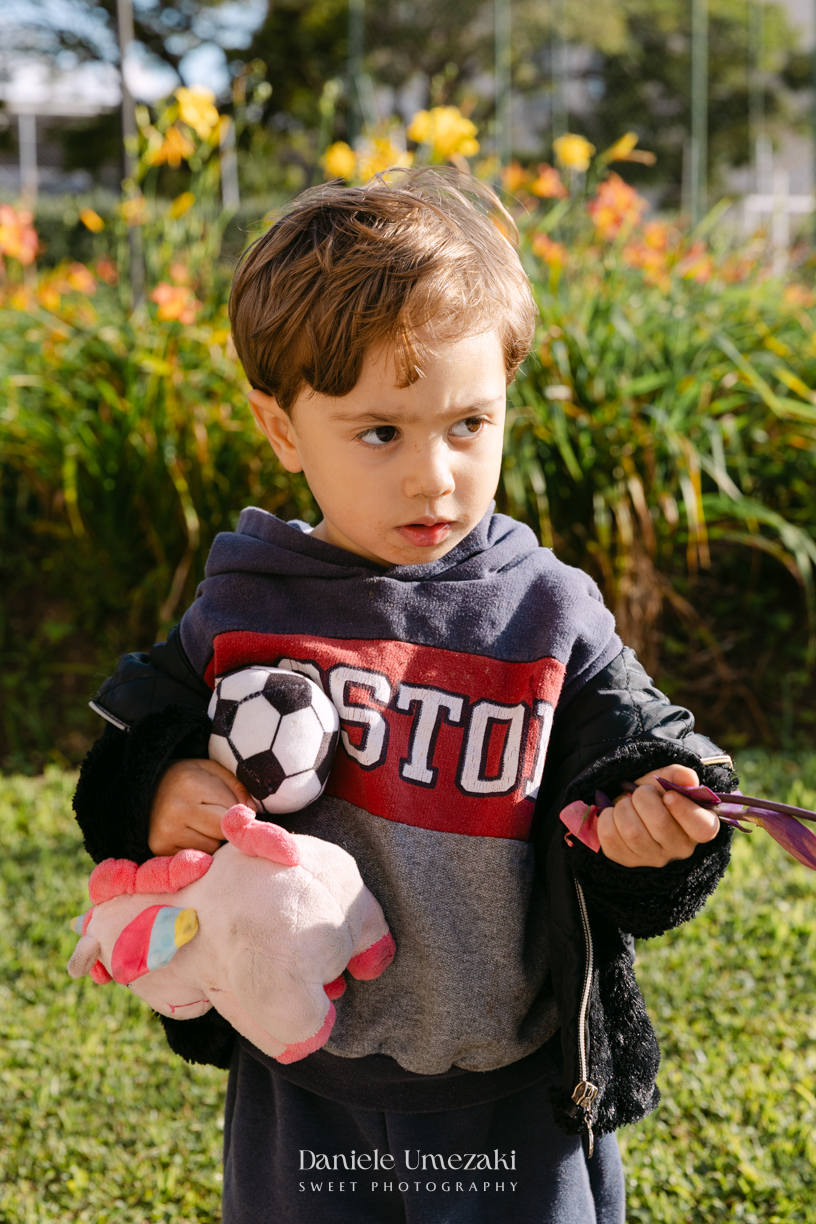 Fotografia de aniversário infantil em Mogi das Cruzes dos 7 anos do Noah, celebrado em uma tarde de outono com decoração da Cerejeira Decora e recreação do Tio Beto, registrada por Dani Umezaki