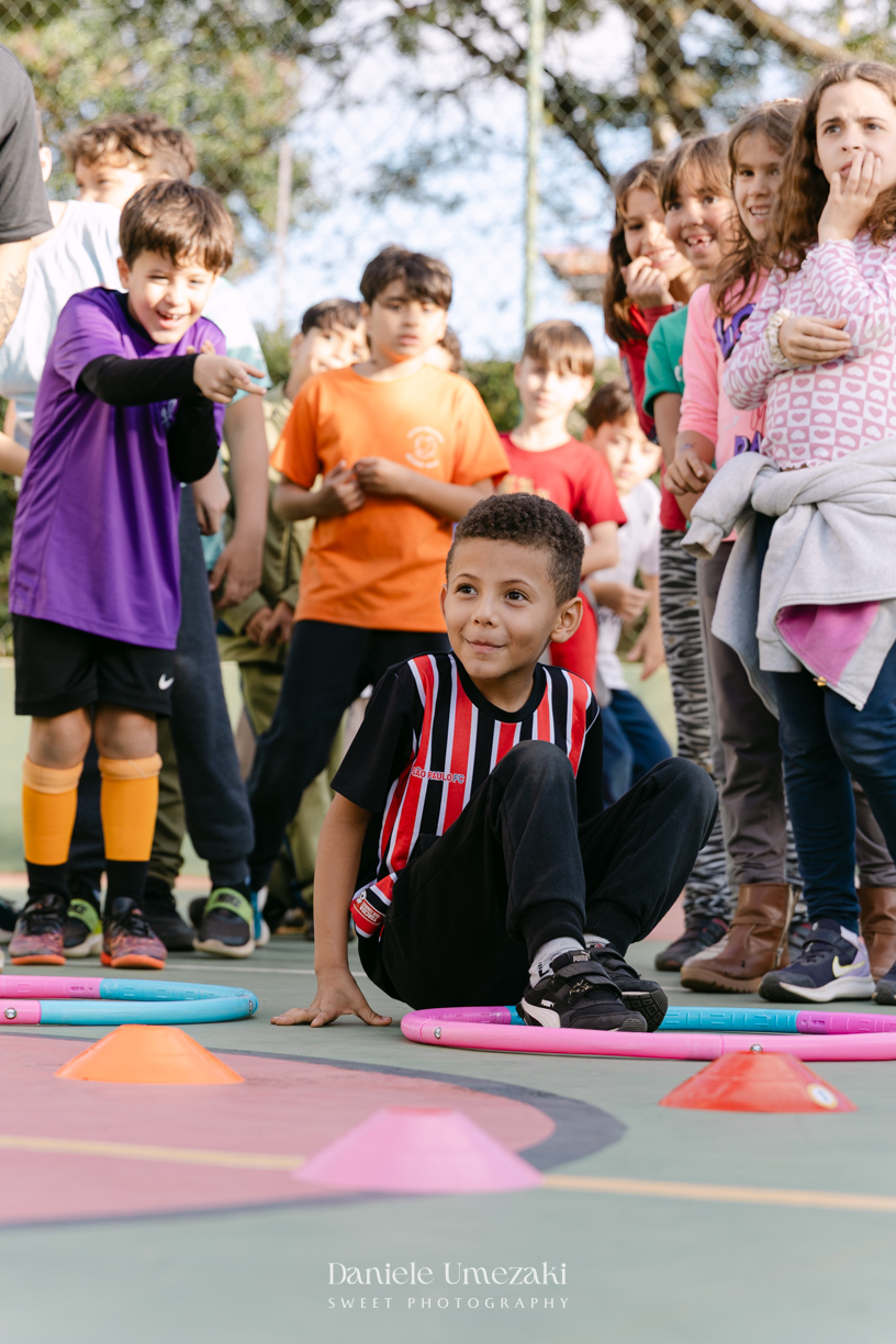 Fotografia de aniversário infantil em Mogi das Cruzes dos 7 anos do Noah, celebrado em uma tarde de outono com decoração da Cerejeira Decora e recreação do Tio Beto, registrada por Dani Umezaki