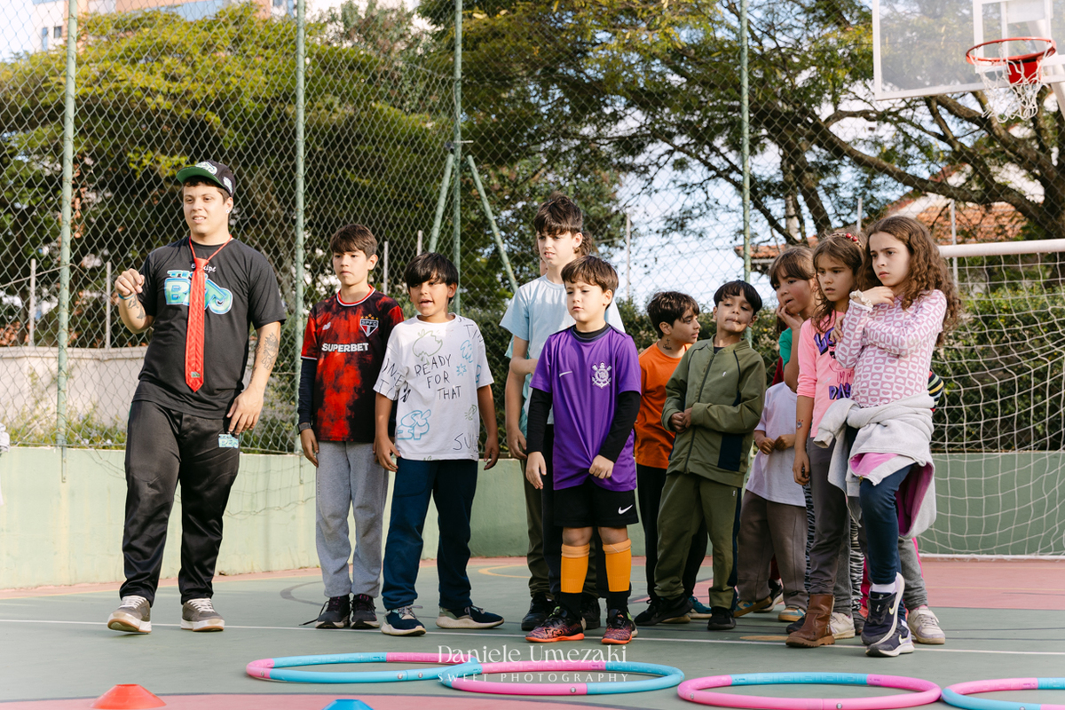 Fotografia de aniversário infantil em Mogi das Cruzes dos 7 anos do Noah, celebrado em uma tarde de outono com decoração da Cerejeira Decora e recreação do Tio Beto, registrada por Dani Umezaki
