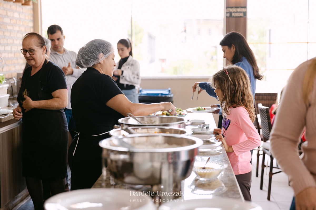 Fotografia de aniversário infantil em Mogi das Cruzes dos 7 anos do Noah, celebrado em uma tarde de outono com decoração da Cerejeira Decora e recreação do Tio Beto, registrada por Dani Umezaki