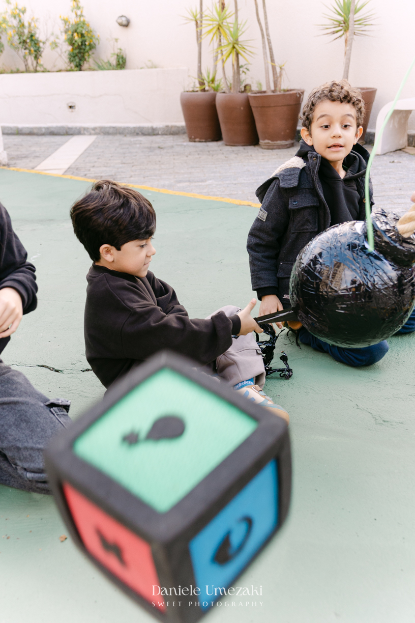Fotografia de aniversário infantil em Mogi das Cruzes dos 7 anos do Noah, celebrado em uma tarde de outono com decoração da Cerejeira Decora e recreação do Tio Beto, registrada por Dani Umezaki