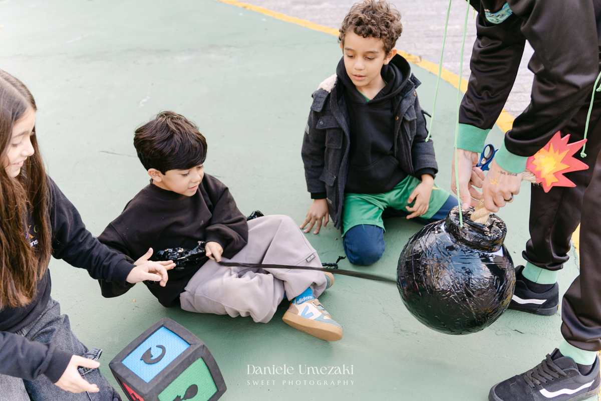 Fotografia de aniversário infantil em Mogi das Cruzes dos 7 anos do Noah, celebrado em uma tarde de outono com decoração da Cerejeira Decora e recreação do Tio Beto, registrada por Dani Umezaki