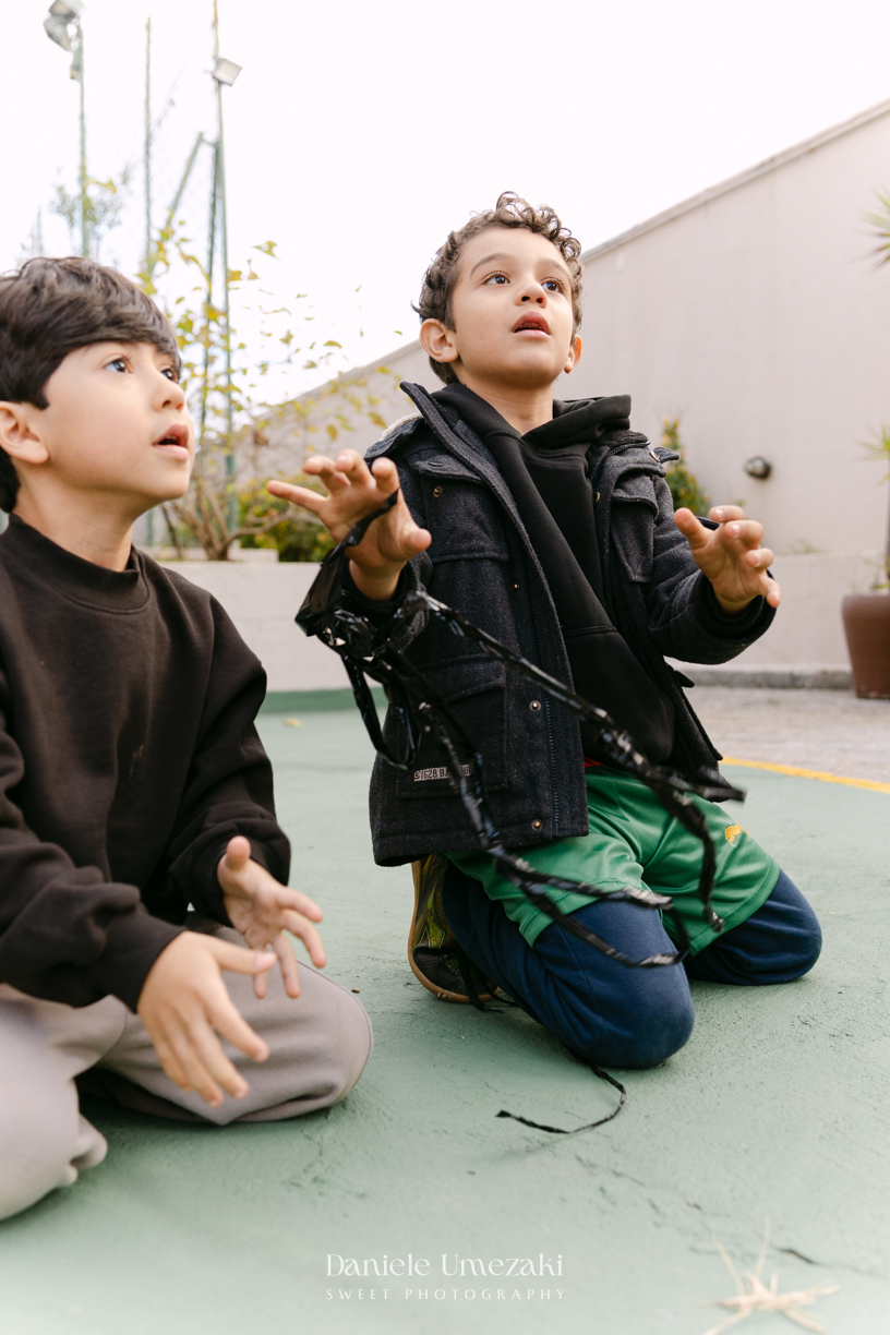 Fotografia de aniversário infantil em Mogi das Cruzes dos 7 anos do Noah, celebrado em uma tarde de outono com decoração da Cerejeira Decora e recreação do Tio Beto, registrada por Dani Umezaki