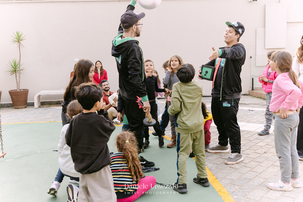 Fotografia de aniversário infantil em Mogi das Cruzes dos 7 anos do Noah, celebrado em uma tarde de outono com decoração da Cerejeira Decora e recreação do Tio Beto, registrada por Dani Umezaki