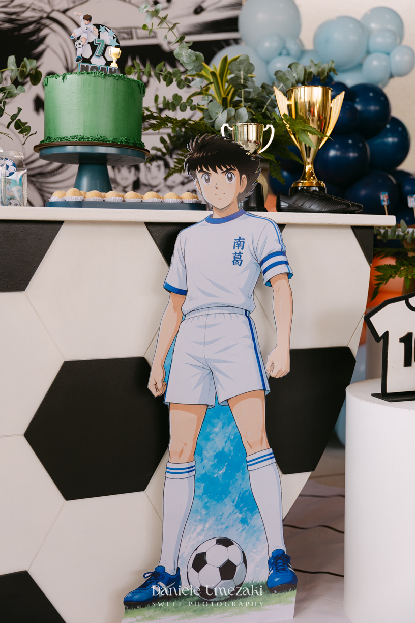 Fotografia de aniversário infantil em Mogi das Cruzes dos 7 anos do Noah, celebrado em uma tarde de outono com decoração da Cerejeira Decora e recreação do Tio Beto, registrada por Dani Umezaki