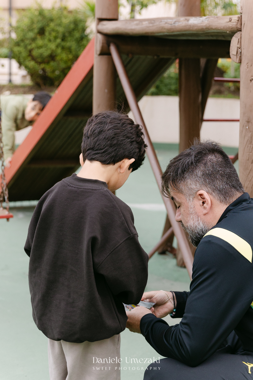 Fotografia de aniversário infantil em Mogi das Cruzes dos 7 anos do Noah, celebrado em uma tarde de outono com decoração da Cerejeira Decora e recreação do Tio Beto, registrada por Dani Umezaki